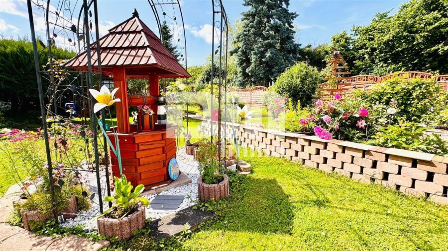 Teilsaniertes Einfamilienhaus mit Anbauten + Nebengebäude auf 1.600 m² Traumgartengrundstück - Gartenbereich Design